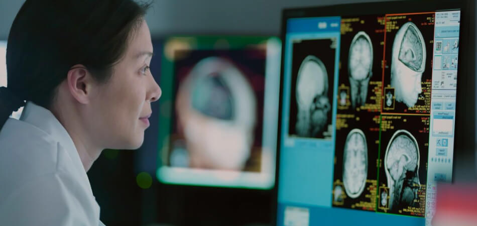 врач смотрит на рентген черепа